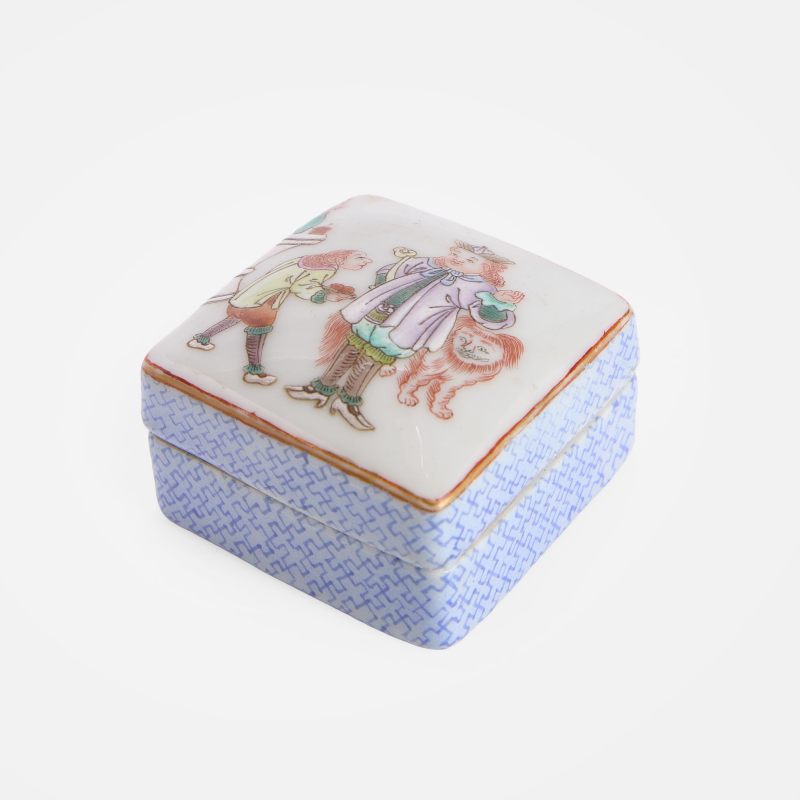 清乾隆 粉彩西洋人物故事图方盖盒 《乾隆年制》蓝料楷书款 | A Chinese famille rose box and cover Qianlong (1736-1795), of square form