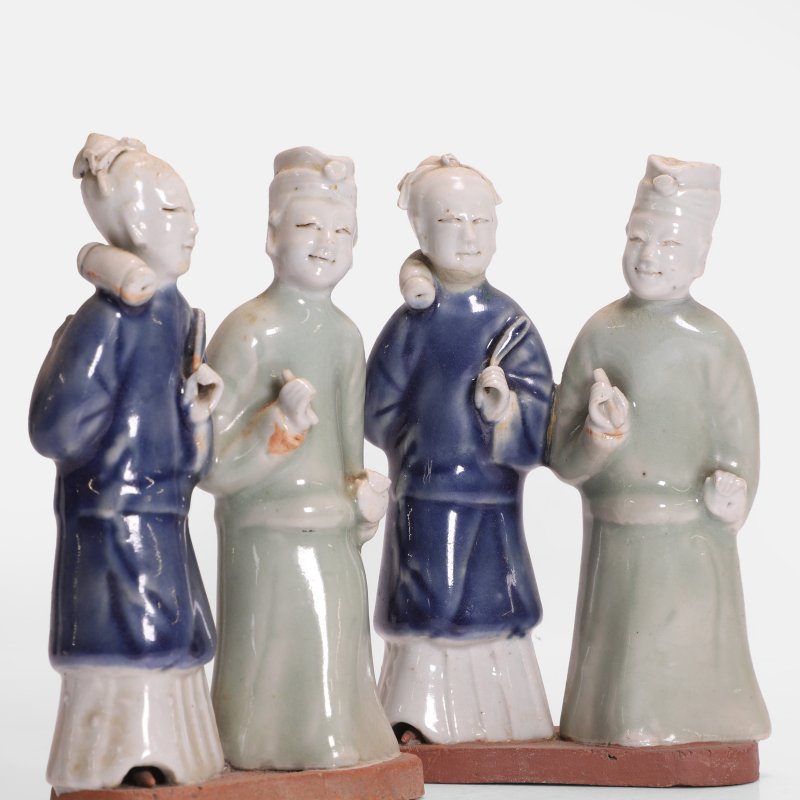 清乾隆 外销人物立像 一组两件 | Two Chinese export biscuit groups Qianlong (1736-1795), each modelled as a couple