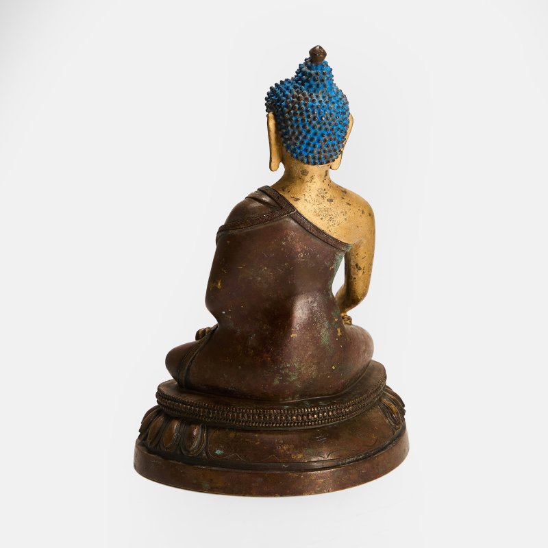 清或更晚 西藏铜鎏金释迦牟尼坐像 | A Tibetan gilt-bronze Shakyamuni Buddha Qing dynasty or later, seated cross-legged on a lotus pedestal - 图3
