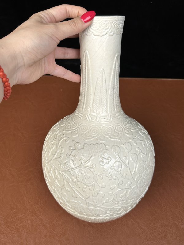 清雍正 浆胎仿定白釉剔刻缠枝花卉蕉叶纹天球瓶 - 图10