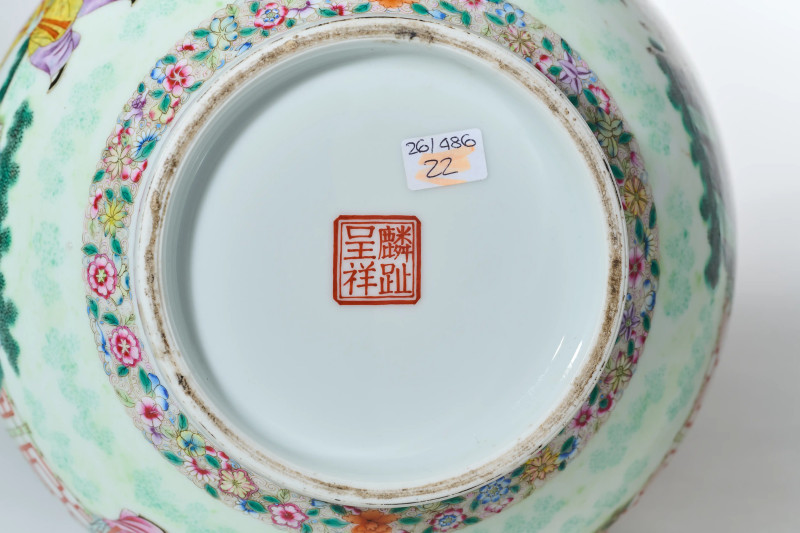 民国  粉彩麟趾呈祥赏瓶 - 图2