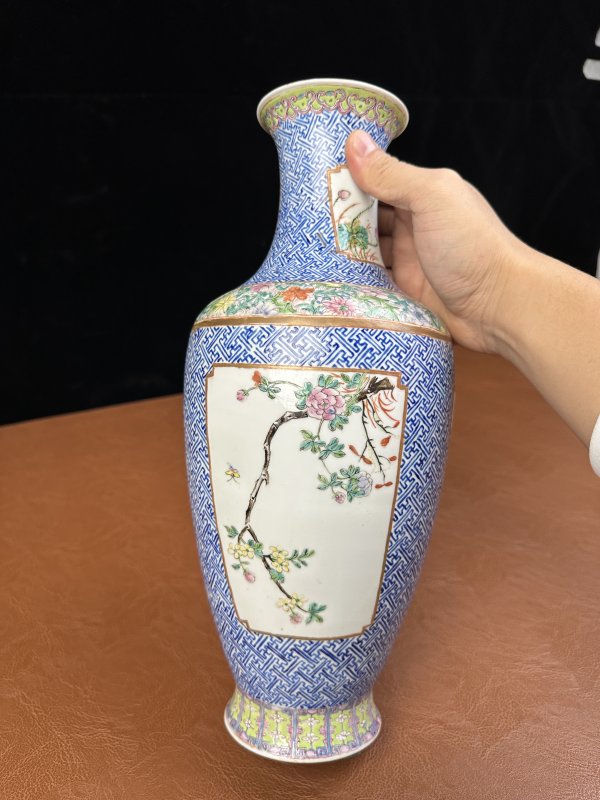 民国 粉彩锦地纹开窗花鸟纹瓶 - 图8