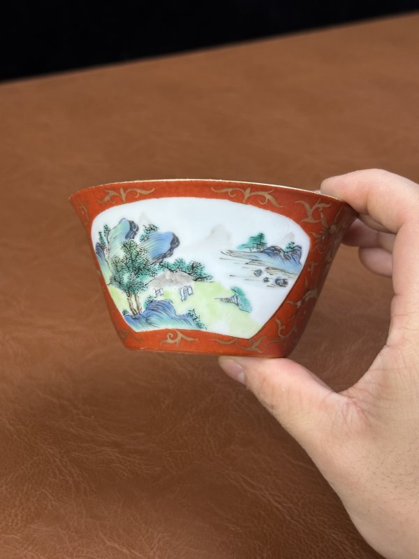 清乾隆 珊瑚红描金开窗马蹄杯 - 图3