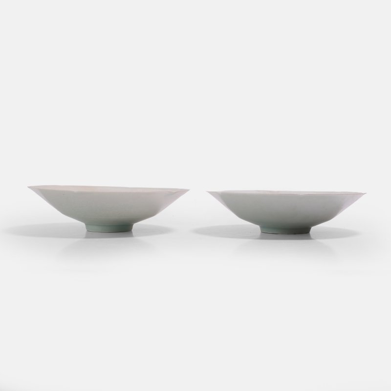 南宋 青白釉水波纹花口碗 一组两件 | Two Chinese qingbai-glazed bowls Southern Song dynasty (1127-1279), each of lobed shallow form - 图2