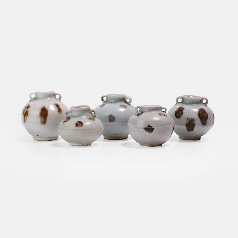 元 青白釉铁斑小罐 一组五件 | Five Chinese iron-spot-decorated qingbai-glazed jarlets Yuan dynasty (1271-1368), each of globular form with loop handles - 图2