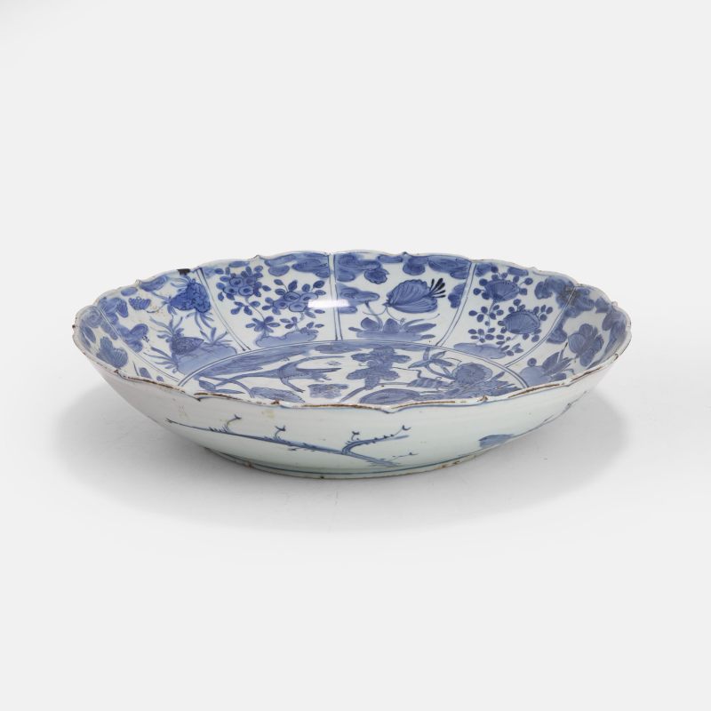 明万历 克拉克式荷塘纹花口盘 | A Chinese Kraak blue and white charger Wanli (1573-1620), the rounded sides rising from a circular foot to a lobed rim