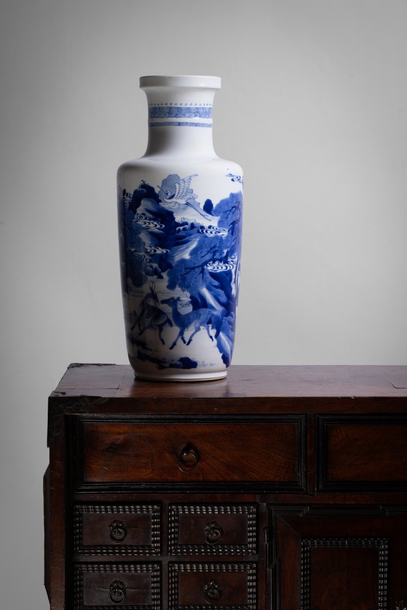 清康熙 青花鹿鹤同春图棒槌瓶 | A Chinese blue and white vase Kangxi (1662-1722) of rouleau form with a cylindrical neck and a galleried rim - 图3