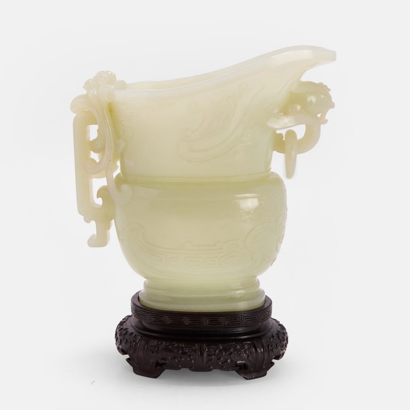 清 玉雕仿古龙凤呈祥纹觥 连木底座 | A Chinese jade gong vessel Qing dynasty (1644-1911), in the form of an archaic bronze - 图3