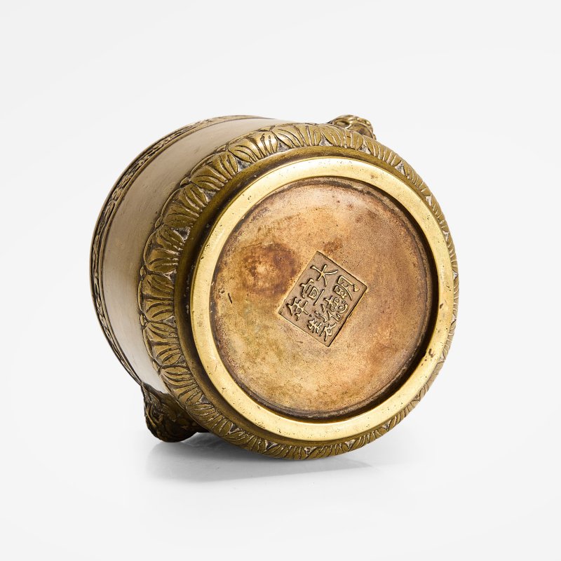 清 铜铸铺首耳香炉 《大明宣德年制》楷书模款 | A Chinese bronze incense burner Qing dynasty (1644-1911), the cylindrical body supported on a circular flared foot - 图3