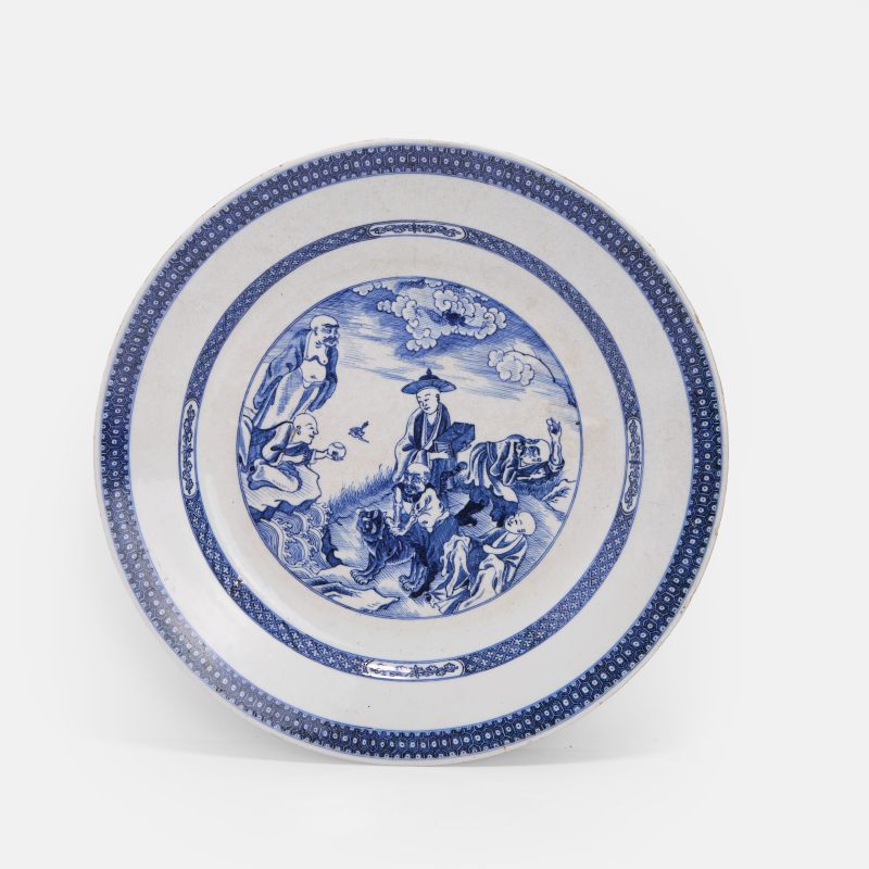 清十八世纪 外销青花罗汉图大盘 | A Chinese export blue and white charger 18th century, of circular form - 图2