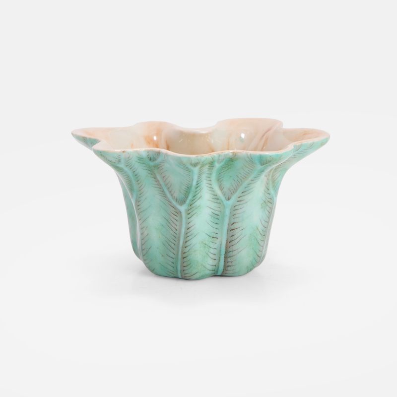 清晚期 仿大理石纹荷叶式杯 | A Chinese famille rose cup late Qing dynasty, in the shape of a lotus leaf - 图2
