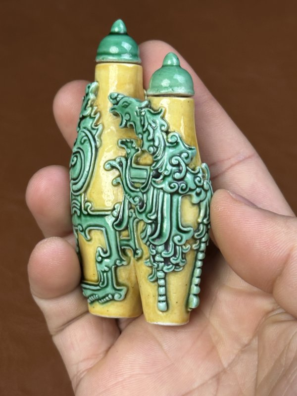 清道光 黄地绿彩夔凤纹双联鼻烟壶 - 图3