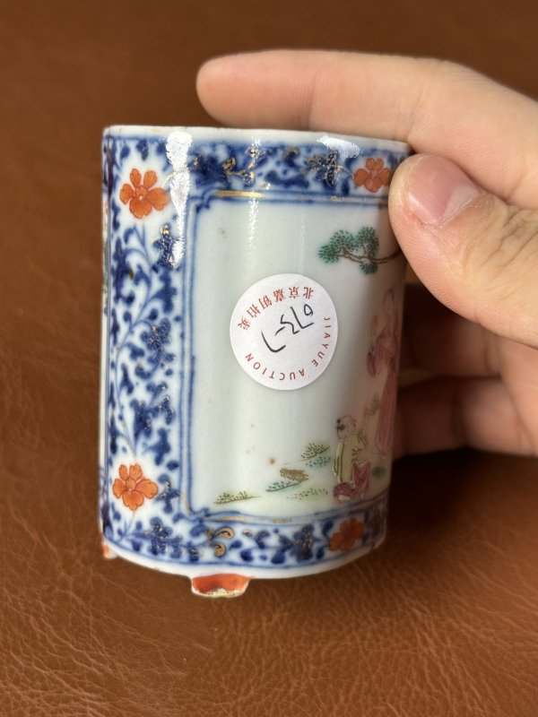 清乾隆  粉彩人物纹海棠形笔筒 - 图6
