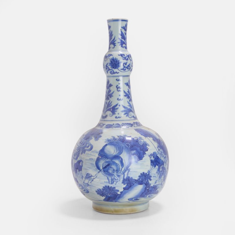 明崇祯 青花洗象图瓶 | A Chinese blue and white garlic neck vase Chongzhen (1628-1644), the globular body painted with figures bathing an elephant in a river - 图2