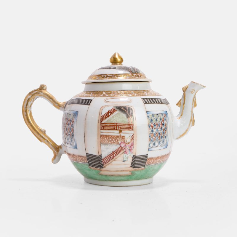 清十八世纪 外销粉彩描金暗春宫图茶壶 | A large Chinese export famille rose teapot 18th century, of globular form with a scroll handle - 图2
