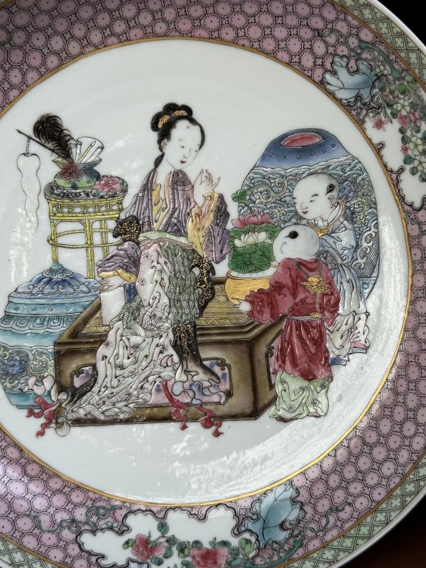 清雍正  外胭脂红内广珐琅仕女婴戏图盘 - 图4