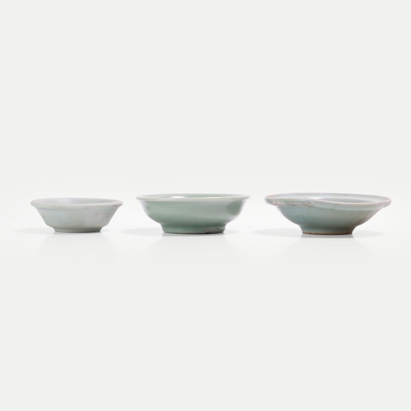 南宋 青釉碟 一组三件 | Three Chinese Longquan celadon-glazed dishes Southern Song dynasty (1127-1279), each with shallow rounded sides rising to a broad flat rim - 图2