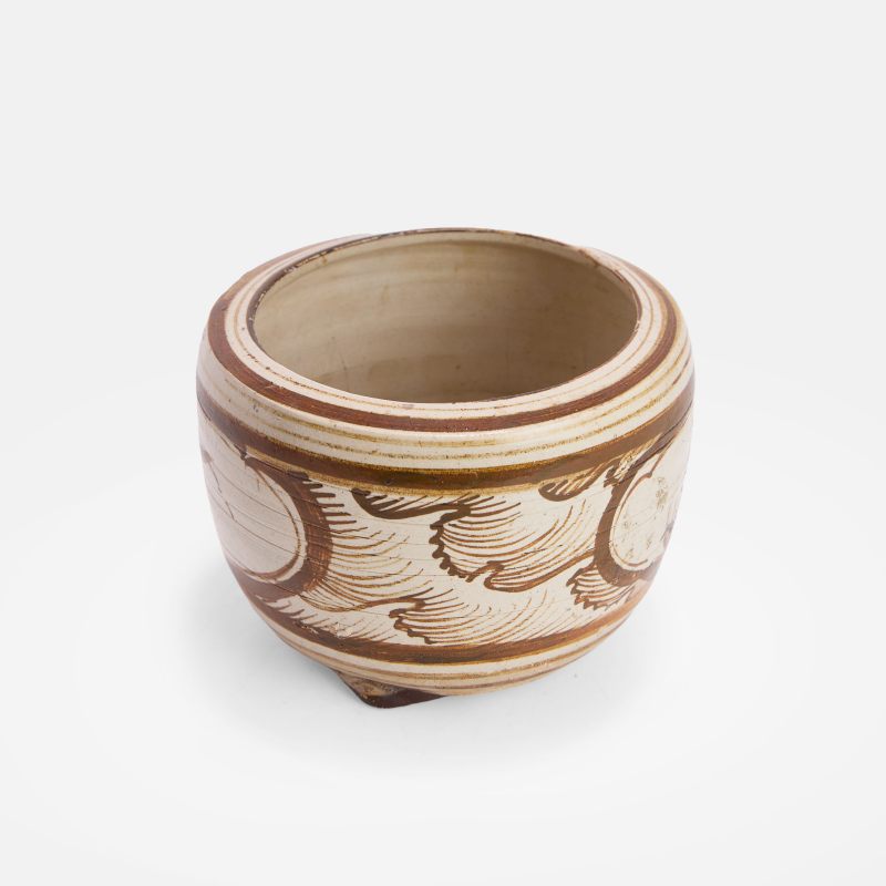 南宋至元 吉州窑白釉褐彩芦苇水波纹三足香炉 | A Chinese Jizhou ware incense burner Southern Song to Yuan dynasties, the rounded cylindrical body supported on three spreading stud feet - 图1