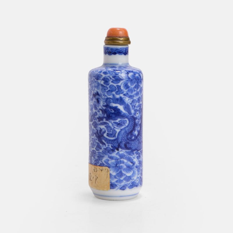 清晚期 青花龙穿牡丹纹鼻烟壶 | A Chinese blue and white snuff bottle late Qing dynasty, of cylindrical form