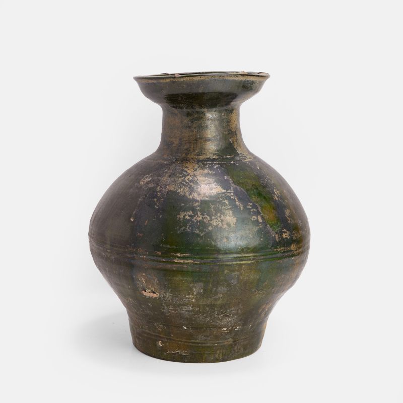 汉 绿釉弦纹盘口陶壶 | A Chinese lead-glazed earthenware vase Han dynasty (206 BCE - 220 CE), the bulbous body decorated with concentric bands - 图2
