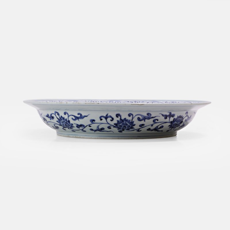 明永乐 青花缠枝牡丹纹大盘 | A rare large Chinese blue and white dish Yongle (1403-1424), finely potted with gently rounded sides rising from a low tapered foot to a broad - 图3