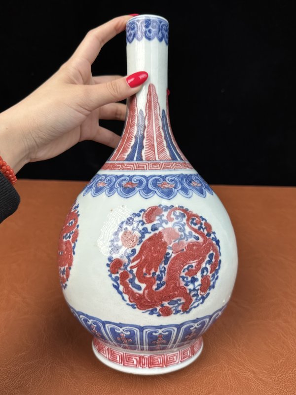 清乾隆 青花釉里红团龙衔灵芝纹胆式瓶 - 图6