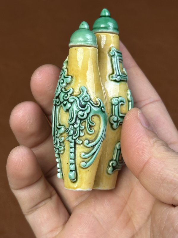清道光 黄地绿彩夔凤纹双联鼻烟壶 - 图4