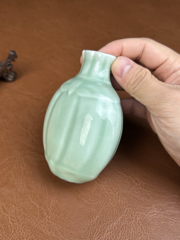 清乾隆 粉青釉瓜棱小瓶 - 图5