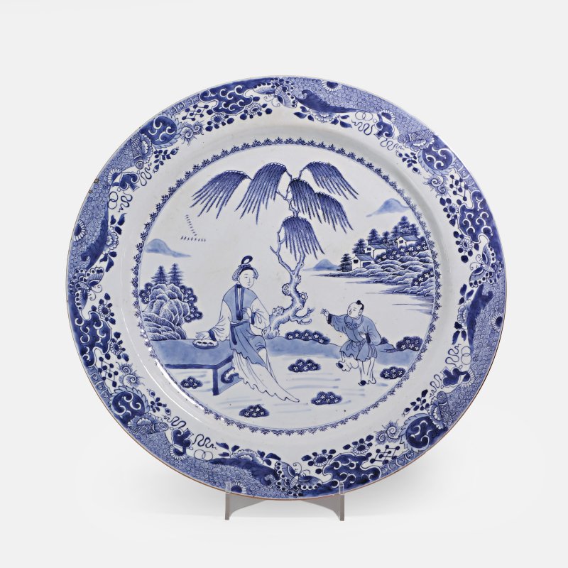 清十八世纪 外销青花婴戏图大盘 | A large Chinese export blue and white charger 18th century, of circular form