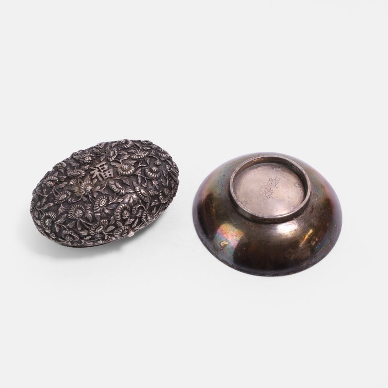清 银团鹤纹碟 及菊花纹盖盒 | Two Chinese silver items Qing dynasty (1644-1911), in the Tang style