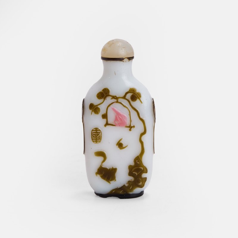 清晚期 涅白地套褐料松鼠葡萄图鼻烟壶 《吉祥》印 | A Chinese brown-and-pink-overlaid white Peking glass snuff bottle late Qing dynasty, carved through the brown and pink overlays to the opaque white ground