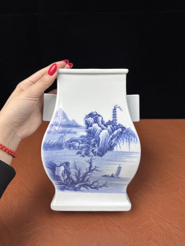 清乾隆 青花“鄱阳湖大孤山”山水人物花卉纹贯耳小方尊 - 图19
