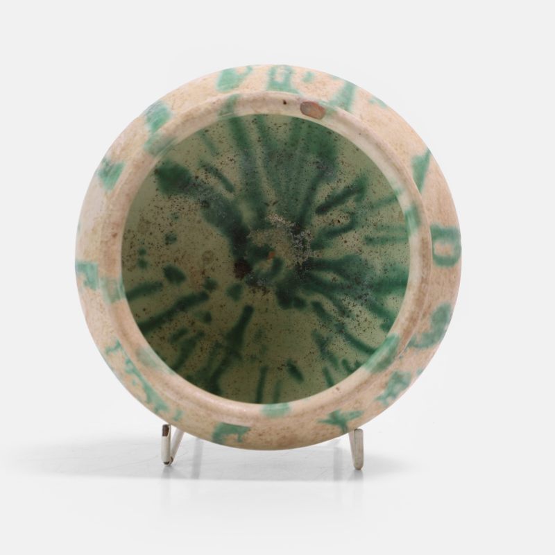 唐 白釉绿彩罐 | A Chinese sancai-glazed jar Tang dynasty (618-907), the compressed globular body rising from a short straight foot to a slightly incurved mouth with a lipped rim - 图2