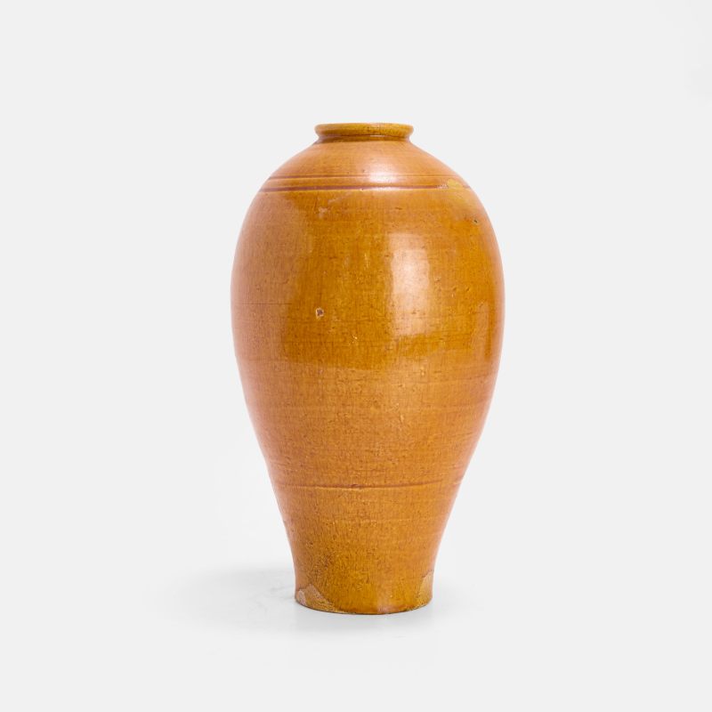 辽 黄釉弦纹瓶 | A Chinese earthenware vase Liao dynasty (907-1125), the ovoid body rising from a circular foot to a tall rounded shoulder and a lipped rim - 图2
