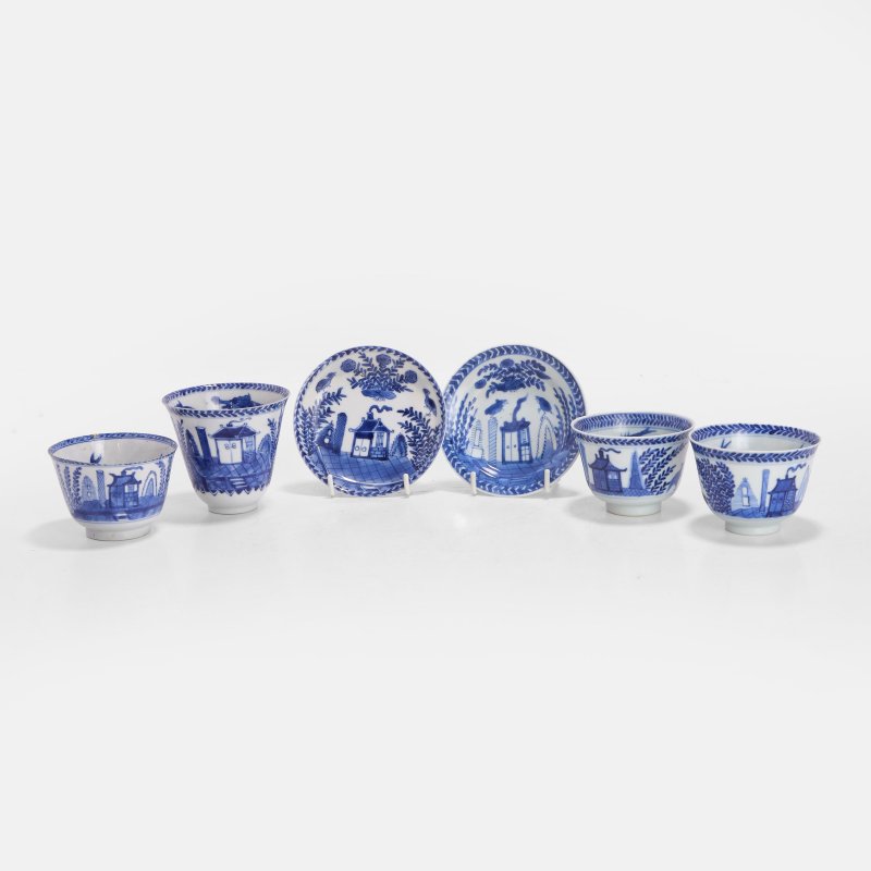 清十八世纪 青花安居乐业图茶杯及碟 一组六件 | A collection of Chinese blue and white cups and saucers 18th century, each painted with quail among chrysanthemum beside a house
(6)
cups 5.5 to 7.5cm high; saucers 10cm diameter
Provenance:
The Private Collection of Michael George Kuczynski (1941-2025) - 图2