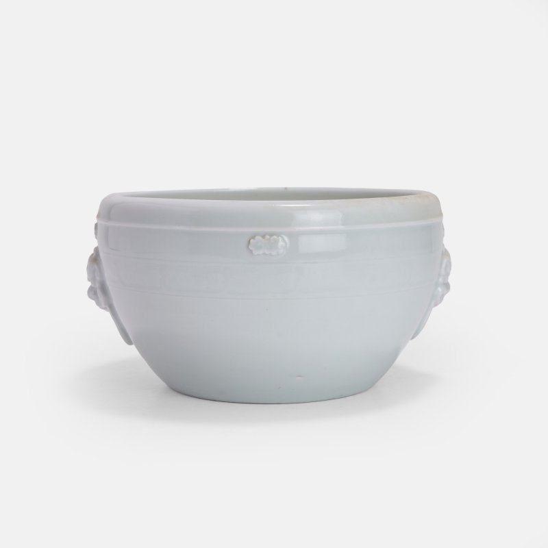 清 德化白釉铺首耳夔龙纹炉 | A Chinese blanc de Chine incense burner Qing dynasty (1644-1911) the tapering body rising to an inverted rim - 图3