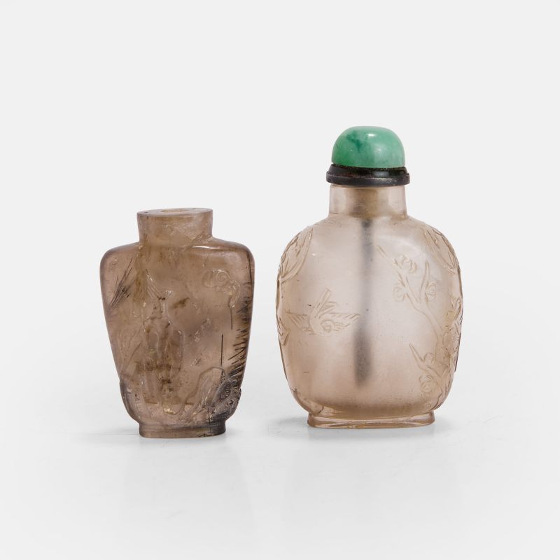 清晚期 石英刻花鸟纹鼻烟壶 一组两件 | Two Chinese quartz snuff bottles late Qing dynasty, comprising:
one in tourmalinated-quartz