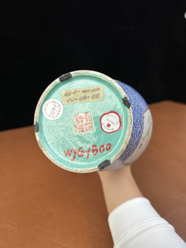 民国 粉彩锦地纹开窗花鸟纹瓶 - 图10