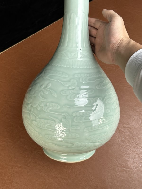 清乾隆 粉青釉模印云蝠纹胆瓶 - 图4