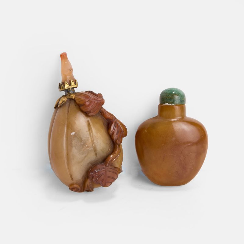 清晚期 玛瑙雕鼻烟壶 一组两件 | Two Chinese agate snuff bottles late Qing dynasty, comprising:
one in the shape of a gourd - 图2