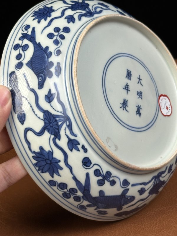 明万历 青花莲池清白礼贵鱼藻纹盘 - 图11