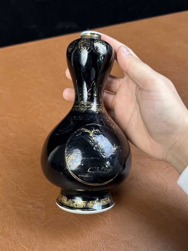 清康熙 乌金釉描金蒜头瓶 - 图9