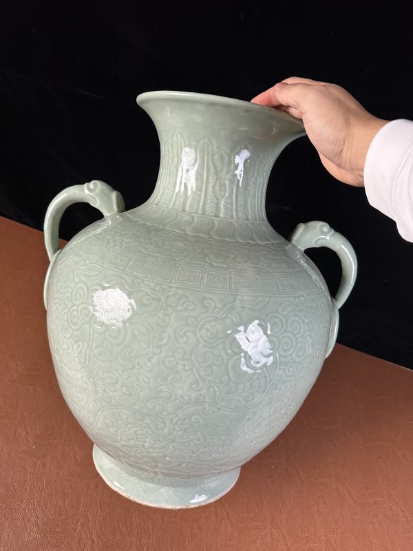 清中期 青釉暗刻缠枝花卉纹双耳瓶 - 图3