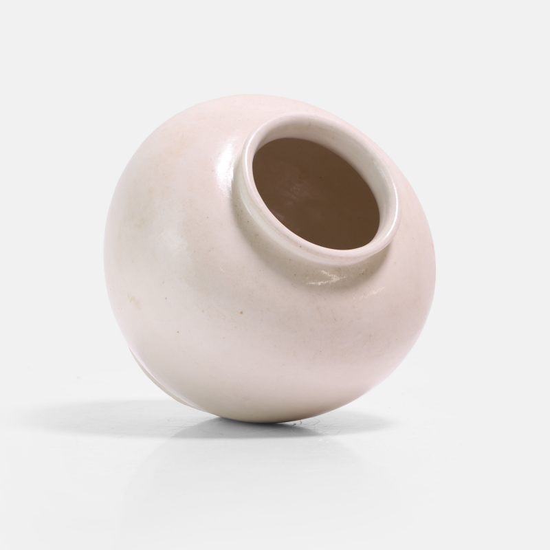 唐 邢窑白釉罐 | A Chinese Xing ware jar Tang dynasty (618-907), the globular body rising from a slightly recessed base to a short waisted neck and gently everted rim - 图2