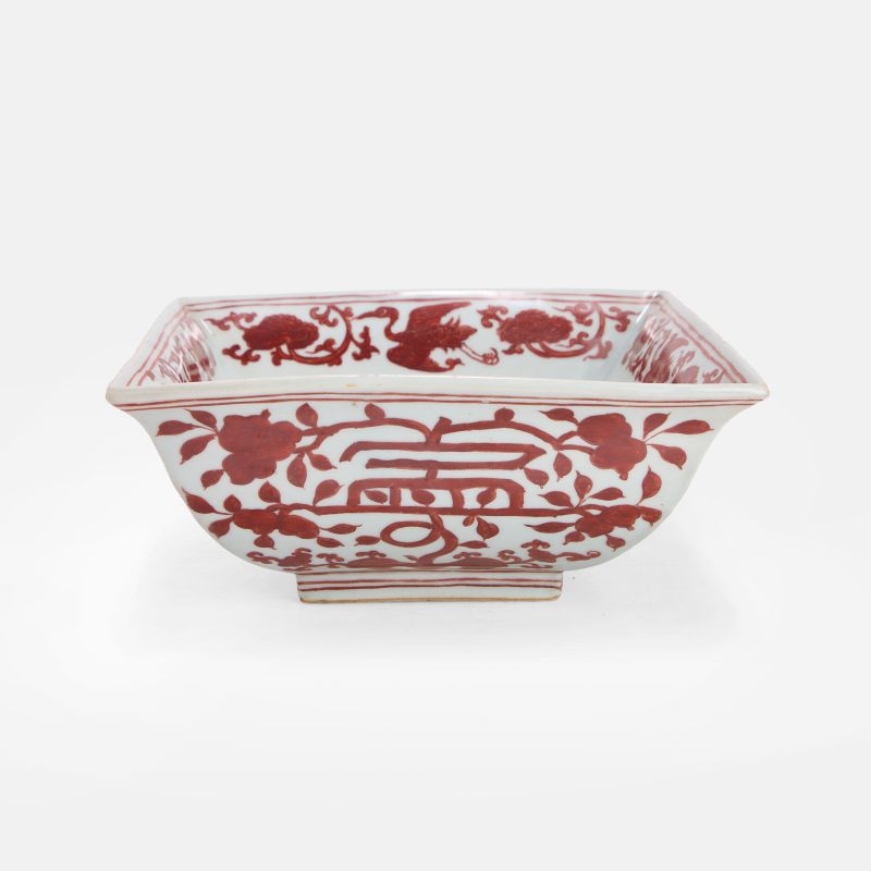 明嘉靖 矾红彩寿字纹方碗 《大明嘉靖年制》青花楷书款 | A Chinese iron-red bowl Jiajing (1522-1566), heavily potted - 图2