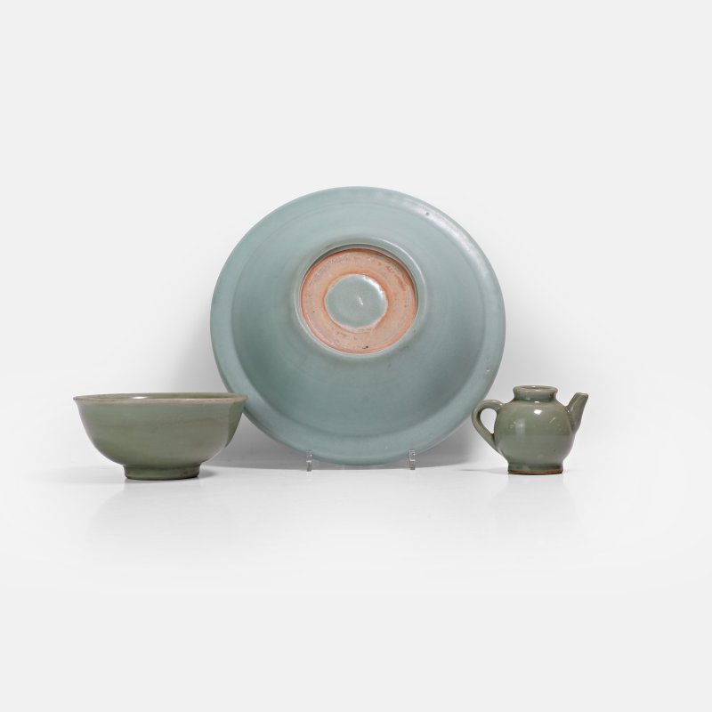 明 青釉瓷 一组三件 | A group of Chinese celadon Ming dynasty (1368-1644), comprising:
a large plate - 图2