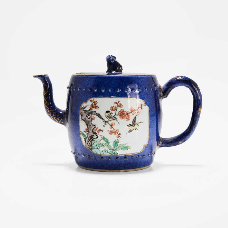 清康熙 洒蓝地描金五彩开光喜上眉梢图茶壶 | A Chinese famille verte teapot Kangxi (1662-1722), in the shape of a barrel - 图3