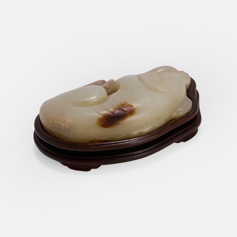 宋 玉犬把件 连木底座 | A Chinese jade carving Song dynasty (960-1279), of a recumbent dog - 图2