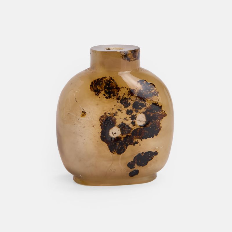清晚期 玛瑙雕花鸟图鼻烟壶 | A Chinese agate snuff bottle late Qing dynasty, the well-hollowed bottle with a concave lip and recessed foot - 图2