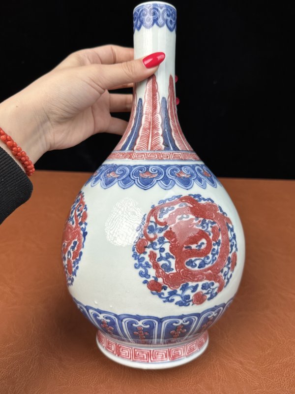 清乾隆 青花釉里红团龙衔灵芝纹胆式瓶 - 图7